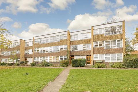 Bucklands Road, Teddington TW11 2 bed flat for sale