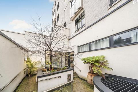 Clement Avenue, Clapham, London, SW4 2 bed flat for sale