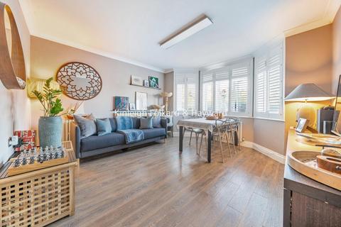 Warwick Road, Bounds Green 2 bed flat for sale