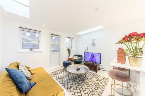 Trafalgar Road, London SE10 2 bed flat for sale