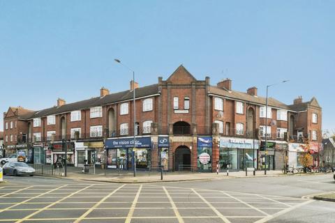 Woodcock Hill, Harrow, HA3 2 bed flat for sale