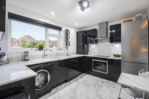 St. Martins Avenue, Epsom KT18 2 bed flat for sale