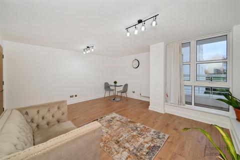 Barrier Point Road, London, E16 2 bed apartment for sale