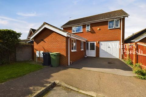 Linden Grove, Roydon 3 bed detached house for sale