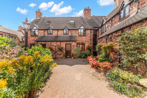 Coach Drive, Fladbury, WR10 3 bed terraced house for sale