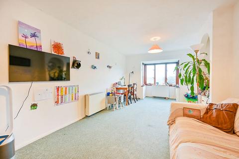 Cotton Avenue, Acton, London, W3 2 bed flat for sale