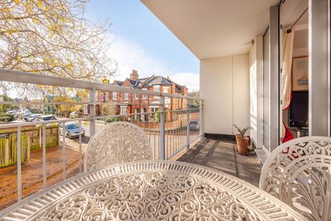 Vineyard Path, Mortlake, London 2 bed flat for sale