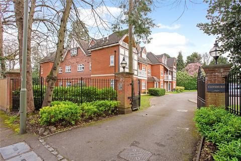 St. Georges Avenue, Weybridge, KT13 2 bed penthouse for sale