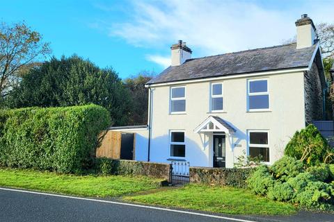 Ael Y Bryn, Ynys 3 bed detached house for sale