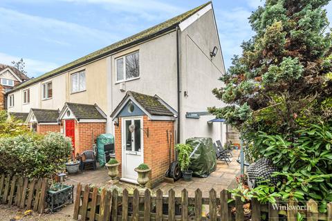 London Road, Bagshot, Surrey, GU19 2 bed end of terrace house for sale