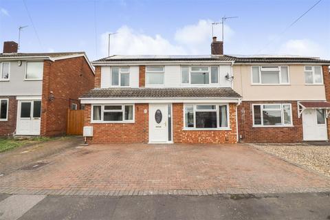 Fitzwilliam Road, Irthlingborough NN9 5 bed semi