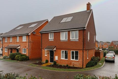 Tanner Crescent, Horley 3 bed detached house for sale