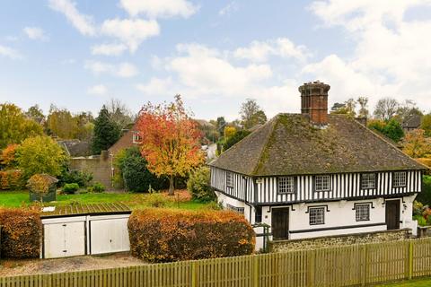 The Street, Willesborough, Ashford... 3 bed semi