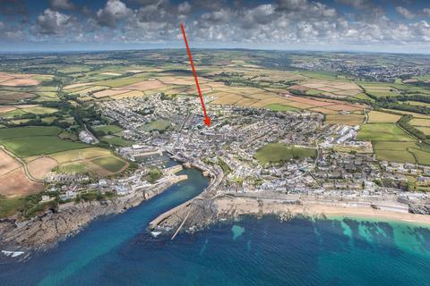 Wellington Road, Porthleven TR13 2 bed cottage for sale