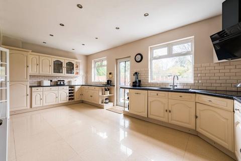 Dale View Crescent, Chingford... 6 bed semi