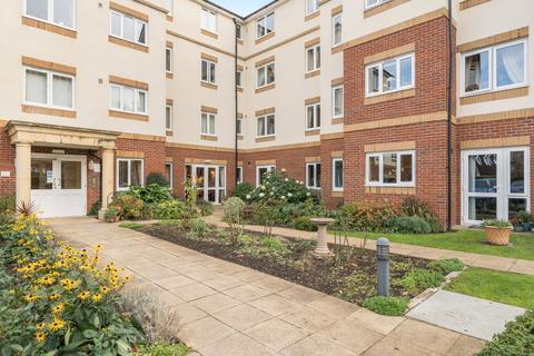 Beaufort Lodge, Woking, GU21 1 bed apartment for sale