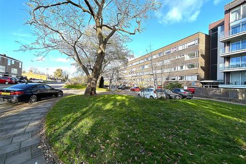 Fair Acres, Bromley 2 bed flat for sale