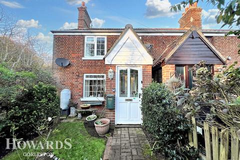 Warren Road, Hopton 2 bed cottage for sale