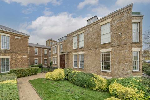 Royal Drive, London N11 3 bed flat for sale