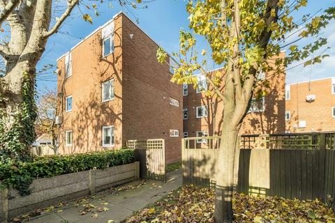 Kingham Close, London SW18 1 bed flat for sale