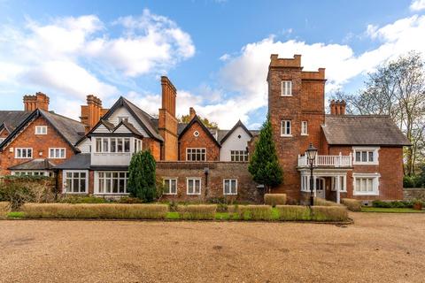 Coombe House, Kingston, Kingston upon... 3 bed flat for sale