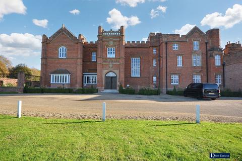 Danbury Palace Drive, Chelmsford, CM3 2 bed flat for sale