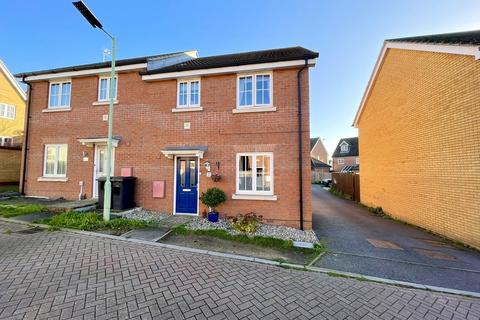 Eagle Close, Stowmarket, IP14 3 bed semi