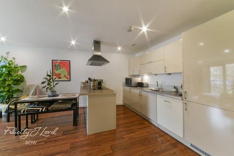 Bow Common Lane, LONDON 3 bed apartment for sale