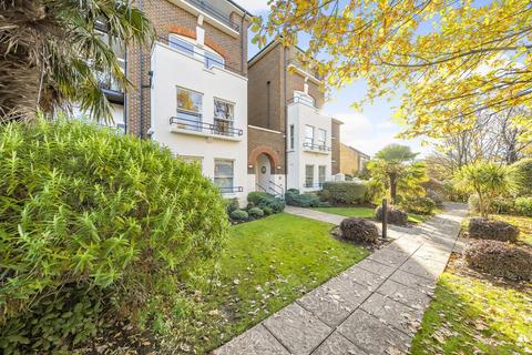 Rectory Road, Beckenham, Kent, BR3 2 bed flat for sale