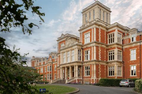 Royal Earlswood Park, Redhill 2 bed flat for sale