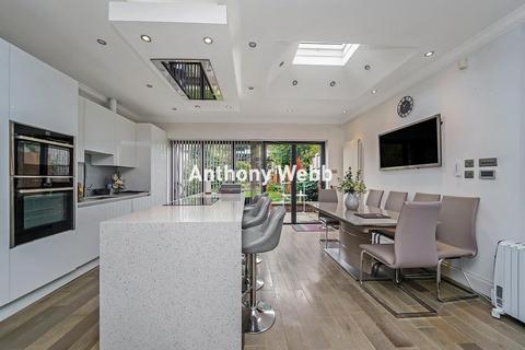 Ecclesbourne Gardens, Palmers Green, N13 3 bed terraced house for sale