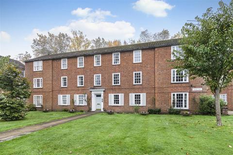 3 bedroom flat for sale