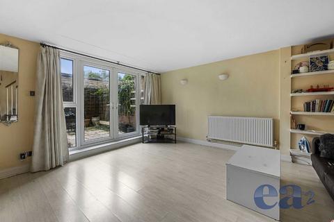 Burr Close, London E1W 3 bed flat for sale