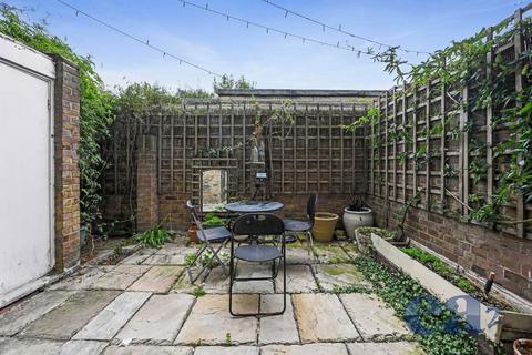 Burr Close, London E1W 3 bed flat for sale