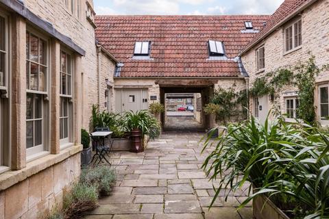 High Street, Marshfield Chippenham SN14 2 bed mews for sale