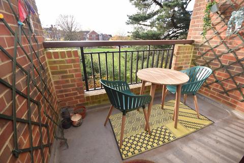 Morley Road, Farnham, Surrey, GU9 2 bed apartment for sale