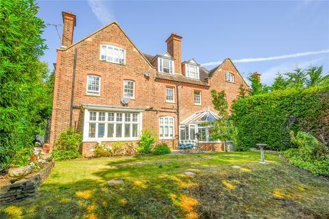 Oatlands Chase, Weybridge, Surrey, KT13 2 bed semi