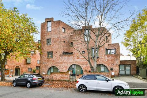 Edgewood Mews, London N3 2 bed apartment for sale