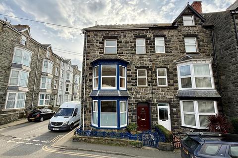 17 Marine Road, Barmouth, LL42 1NR 6 bed semi