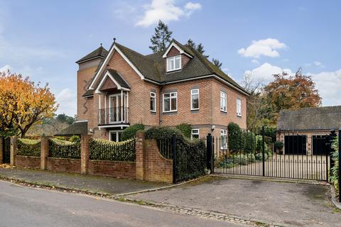 Swingate Road, Farnham, Surrey, GU9 2 bed apartment for sale