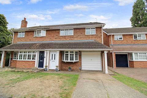 Stourhead Close,  Farnborough, GU14 3 bed semi