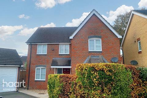 Shepherd Close, Ashford 4 bed detached house for sale