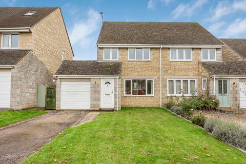 Alexander Drive, Cirencester... 3 bed semi