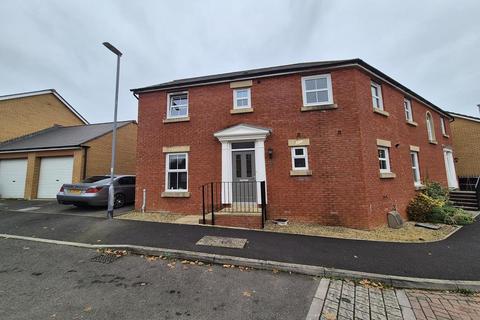 Kingswood Road, Crewkerne, TA18 3 bed semi