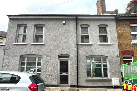 Gordon Place, Gravesend, DA12 3 bed end of terrace house for sale