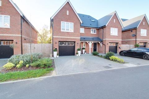 Edward Close, Goffs Oak EN7 4 bed semi