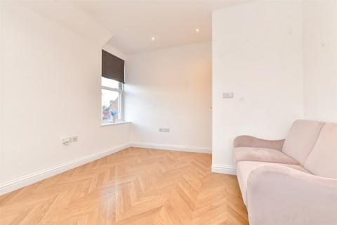 Oak Road, Leatherhead, Surrey 2 bed maisonette for sale