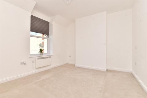 Oak Road, Leatherhead, Surrey 2 bed maisonette for sale