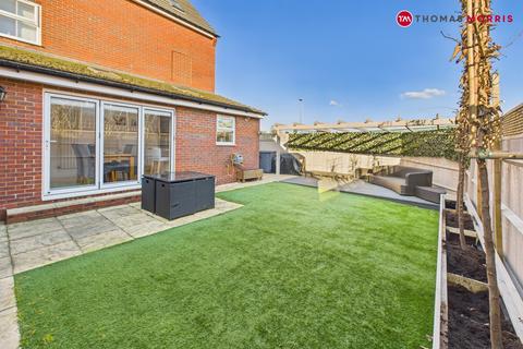 Poppyfields, Sandy SG19 4 bed detached house for sale