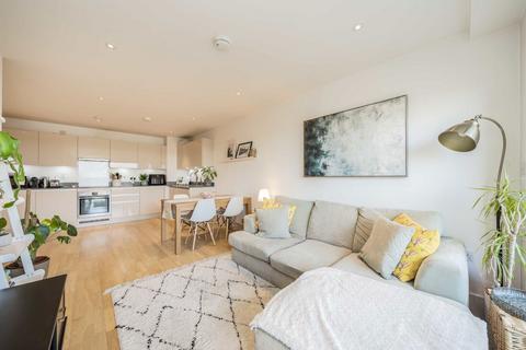 Streatham High Road, London SW16 2 bed flat for sale